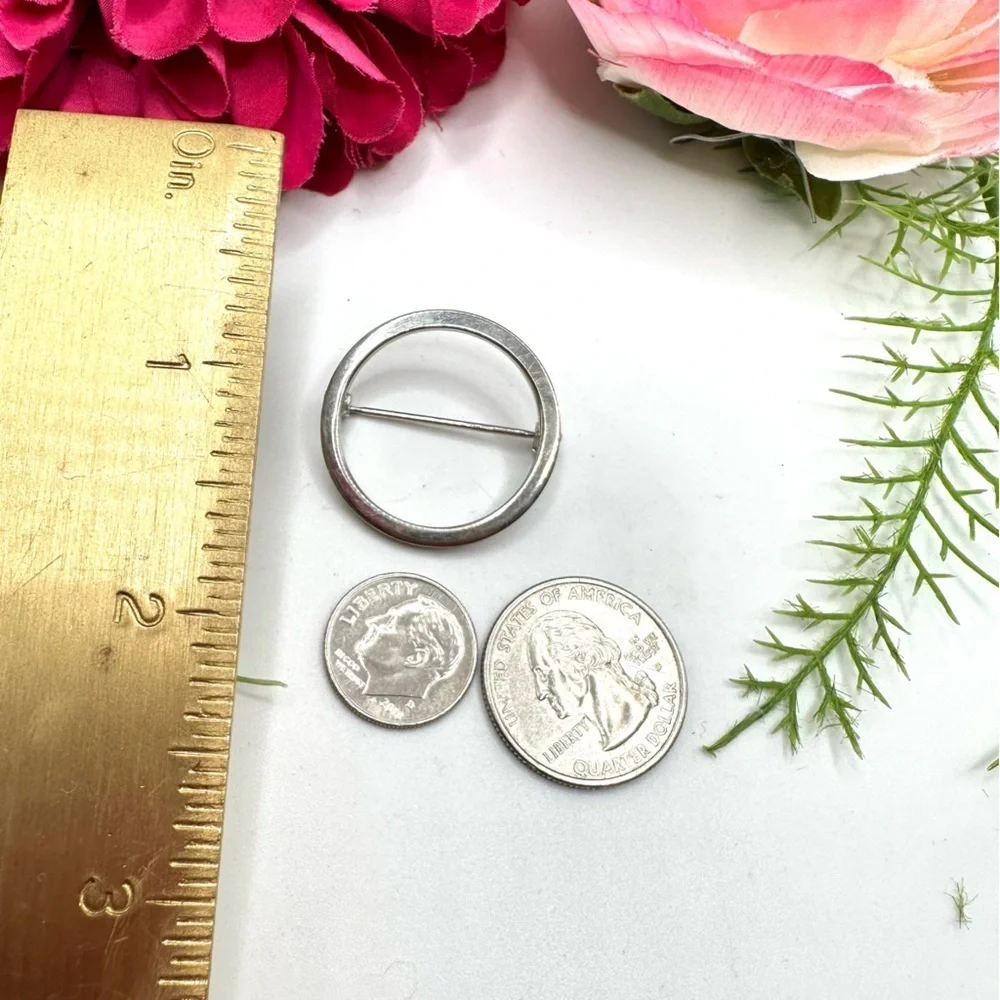 VINTAGE⚜️Round Shiny Silver Brooch